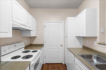 Fully equipped all-electric kitchen with pantry